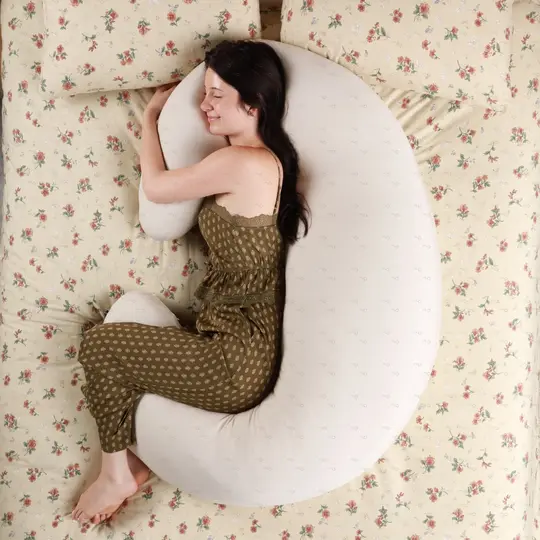 Little spoon: the MoonSpoon along her back